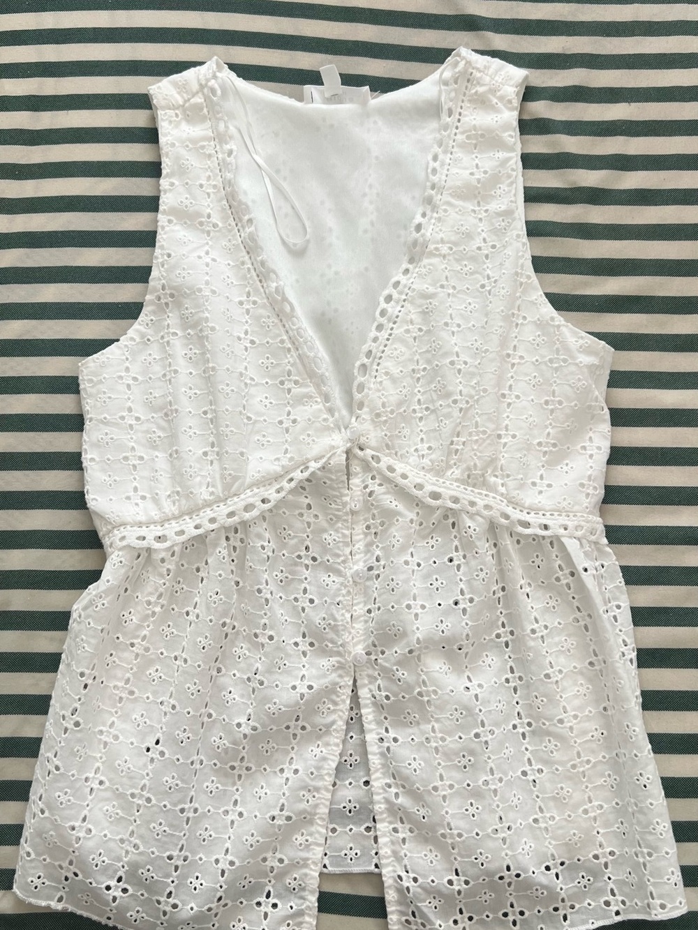 Amazon White Eyelet V-Neck Sleeveless Camisole